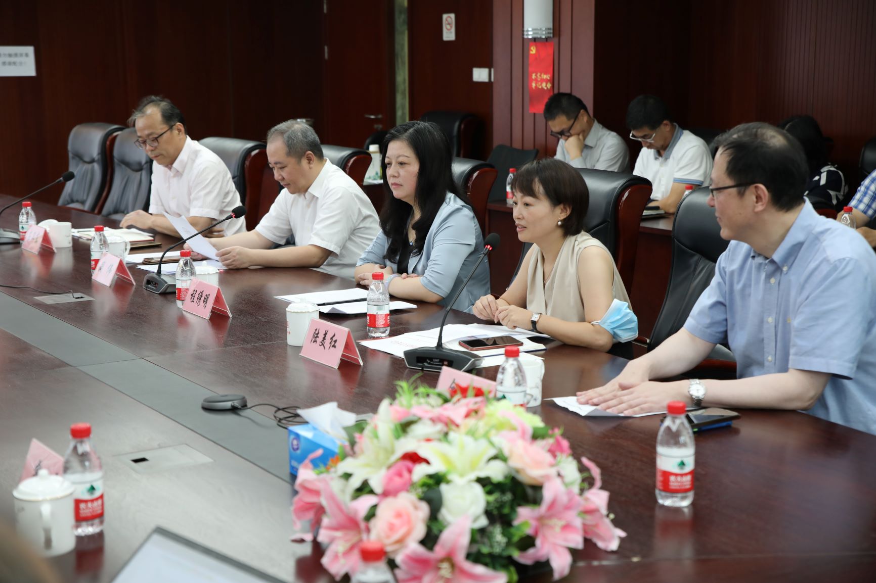 右邊排領(lǐng)導(dǎo)全景