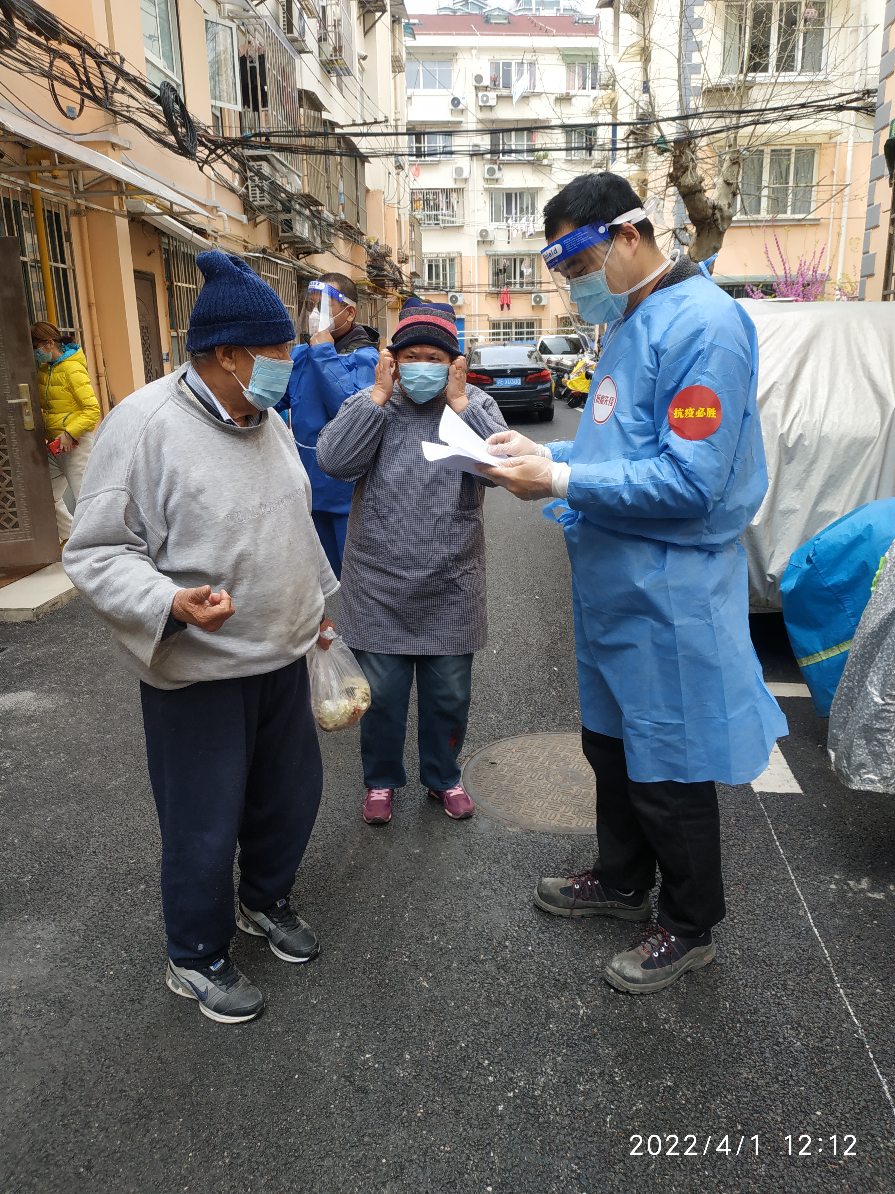 物業(yè)公司鞠鴻凱配合社區(qū)開展核酸檢測信息登記