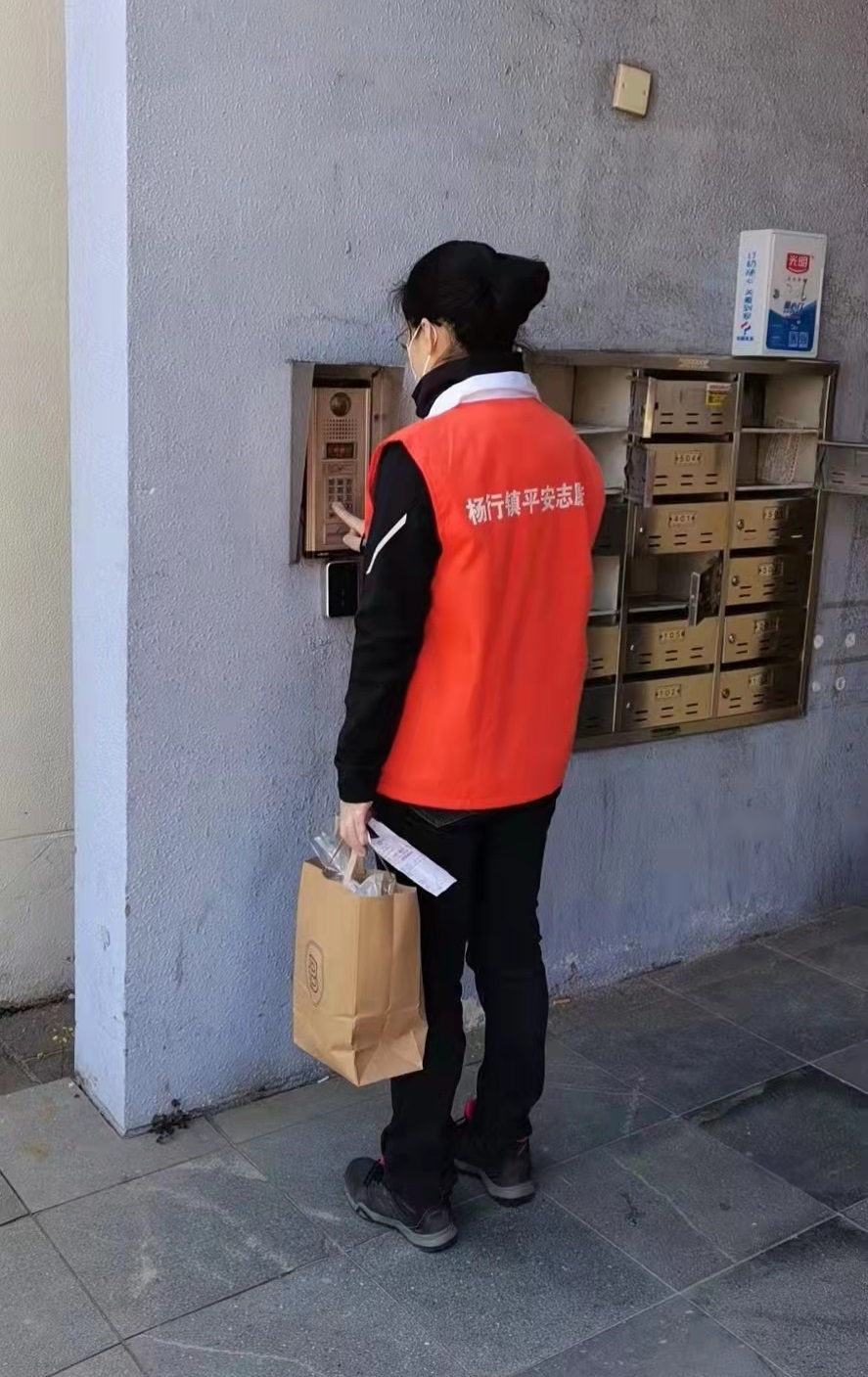 物業(yè)王英分發(fā)物資